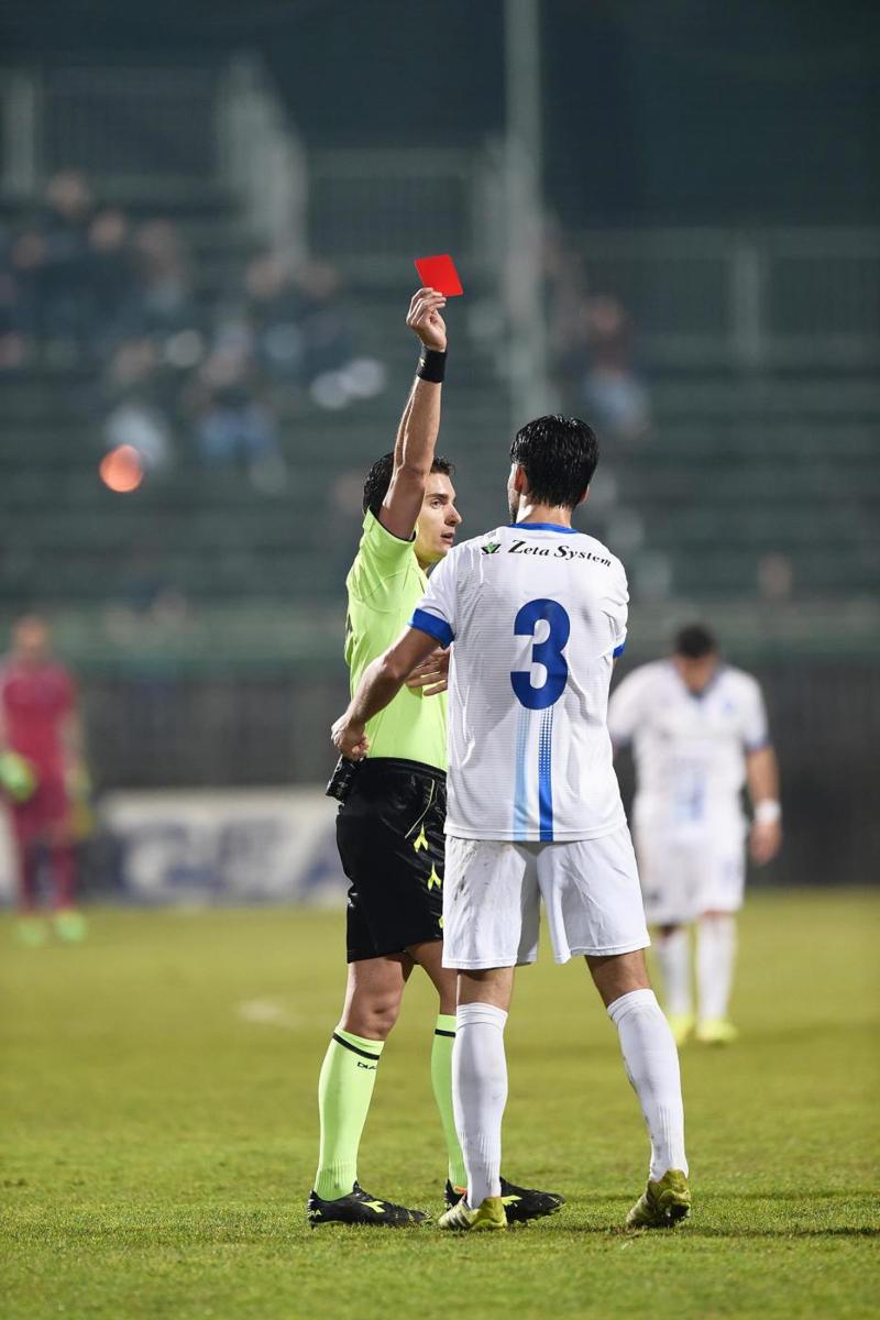 Calcio in lutto, muore l’arbitro Colosimo in un incidente stradale Calcio in lutto, muore l’arbitro Colosimo in un incidente stradale