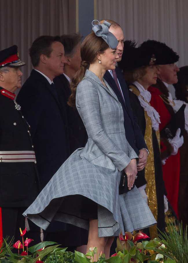 Kate Middleton incinta, super pancione e abito… riciclato. LE FOTO Kate Middleton incinta, super pancione e abito… riciclato. LE FOTO
