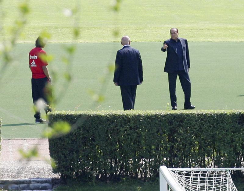 Milan, Berlusconi tra il precontratto con mr Bee e l’arrivo di mr Pink Milan, Berlusconi tra il precontratto con mr Bee e l’arrivo di mr Pink