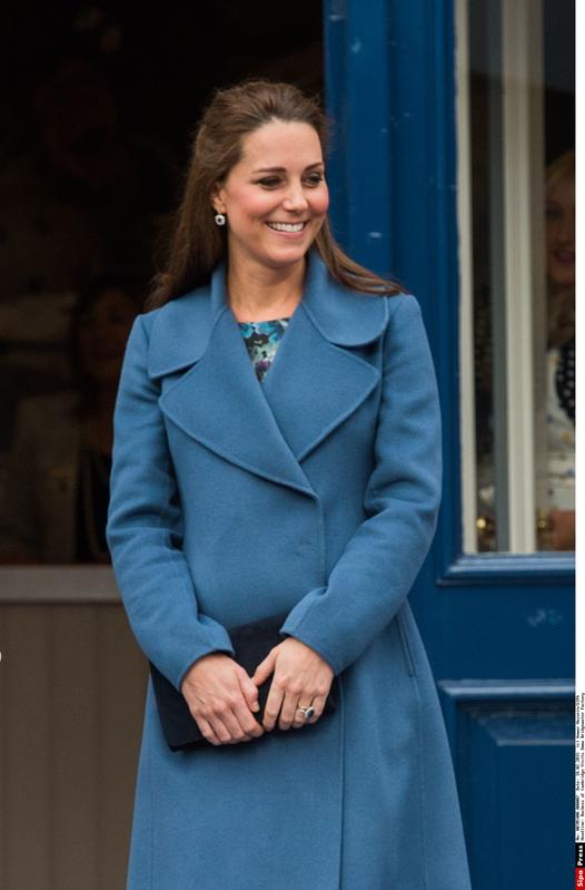 Kate Middleton incinta, super pancione e abito… riciclato. LE FOTO Kate Middleton incinta, super pancione e abito… riciclato. LE FOTO
