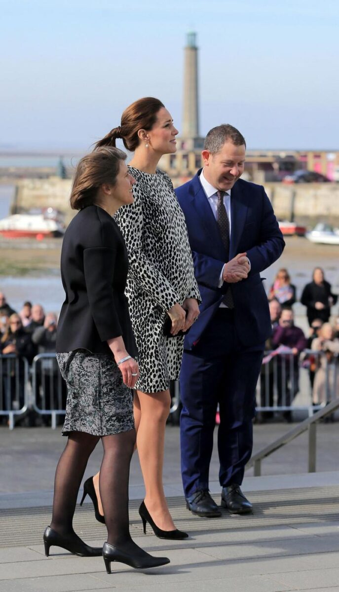 Kate Middleton incinta, super pancione e abito… riciclato. LE FOTO Kate Middleton incinta, super pancione e abito… riciclato. LE FOTO