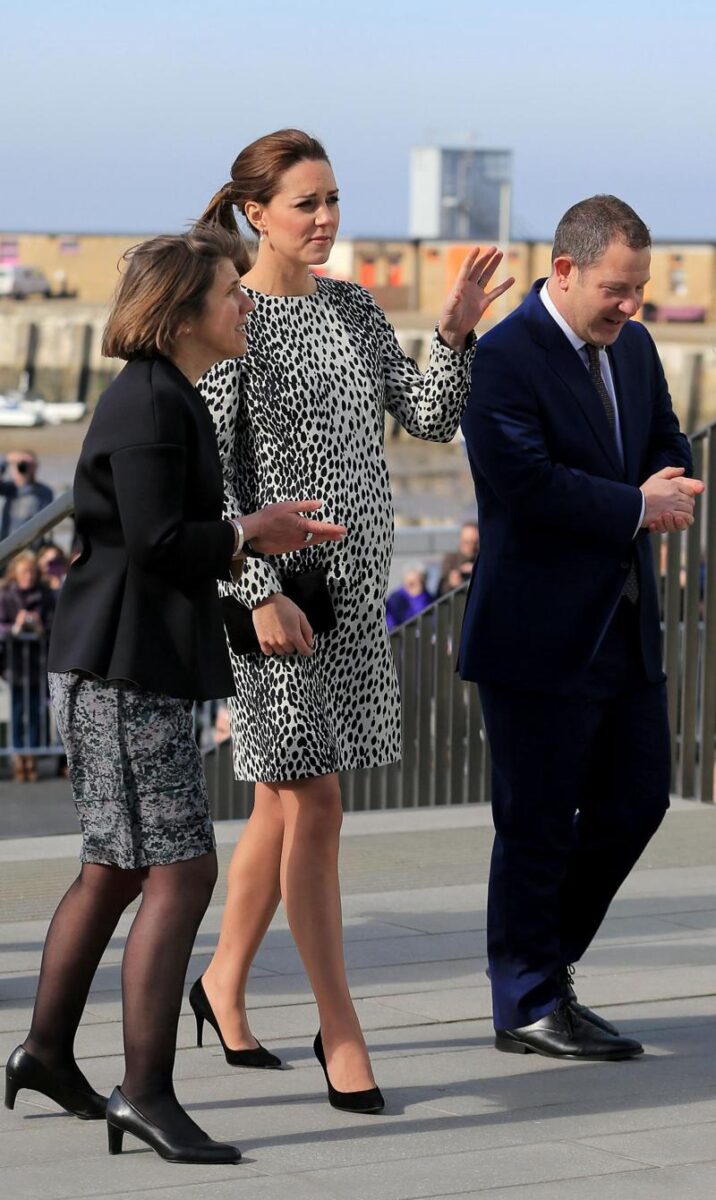 Kate Middleton incinta, super pancione e abito… riciclato. LE FOTO Kate Middleton incinta, super pancione e abito… riciclato. LE FOTO