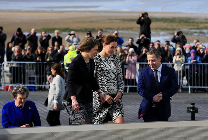 Kate Middleton incinta, super pancione e abito… riciclato. LE FOTO Kate Middleton incinta, super pancione e abito… riciclato. LE FOTO