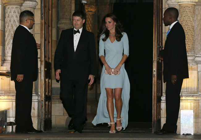 Kate Middleton incinta, super pancione e abito… riciclato. LE FOTO Kate Middleton incinta, super pancione e abito… riciclato. LE FOTO