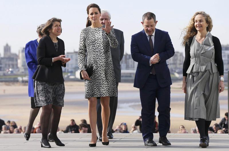 Kate Middleton incinta, super pancione e abito… riciclato. LE FOTO Kate Middleton incinta, super pancione e abito… riciclato. LE FOTO