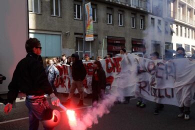 Studenti in piazza contro il governo, lancio di uova e scontri con la Polizia