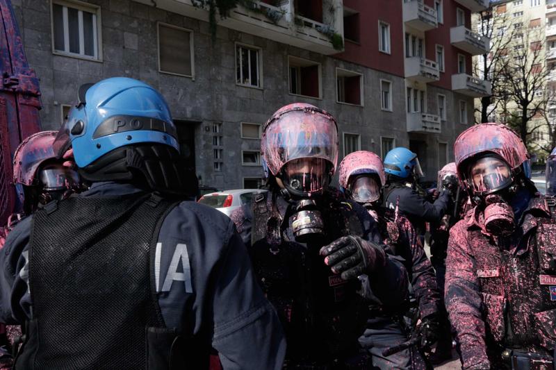 Studenti in piazza contro il governo, lancio di uova e scontri con la Polizia