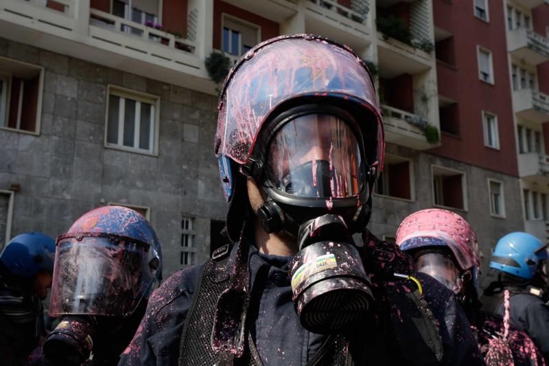 Studenti in piazza contro il governo, lancio di uova e scontri con la Polizia