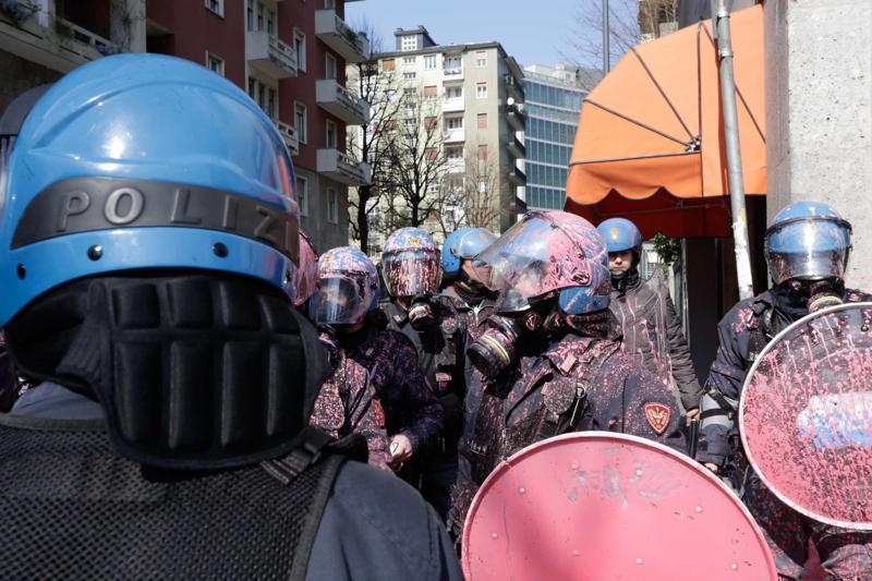 Studenti in piazza contro il governo, lancio di uova e scontri con la Polizia