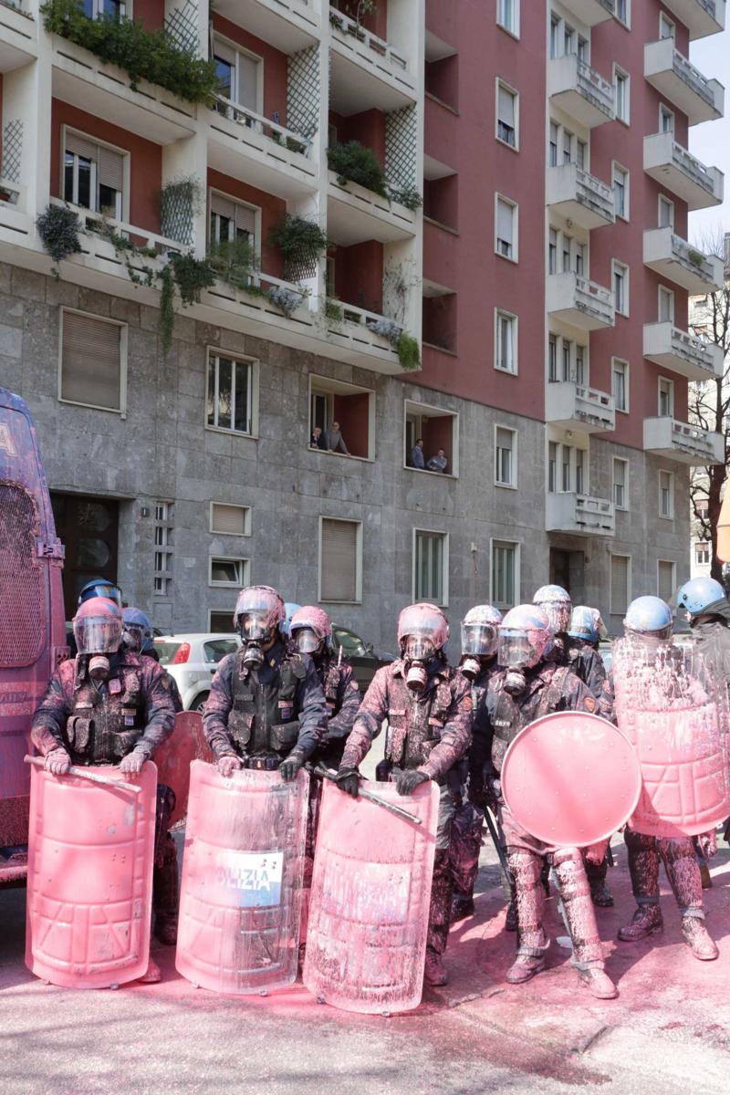 Studenti in piazza contro il governo, lancio di uova e scontri con la Polizia