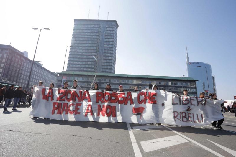 Studenti in piazza contro il governo, lancio di uova e scontri con la Polizia