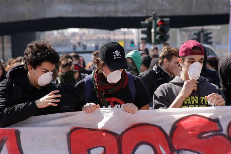 Studenti in piazza contro il governo, lancio di uova e scontri con la Polizia