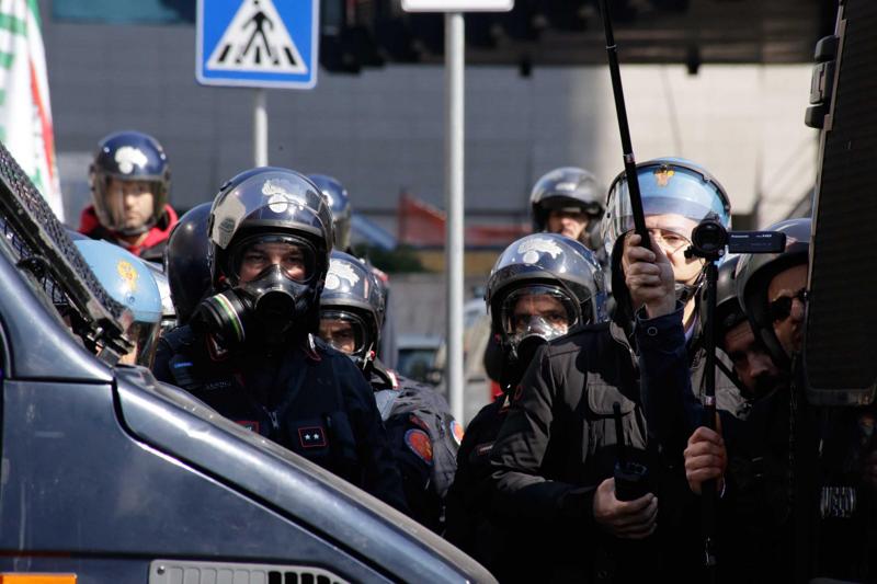 Studenti in piazza contro il governo, lancio di uova e scontri con la Polizia