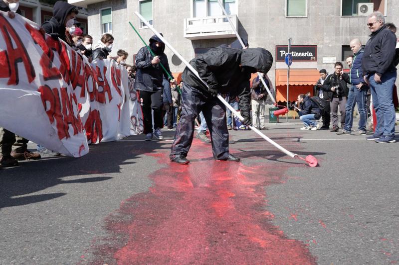 Studenti in piazza contro il governo, lancio di uova e scontri con la Polizia