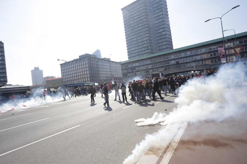 Studenti in piazza contro il governo, lancio di uova e scontri con la Polizia