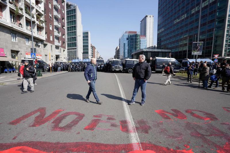 Studenti in piazza contro il governo, lancio di uova e scontri con la Polizia
