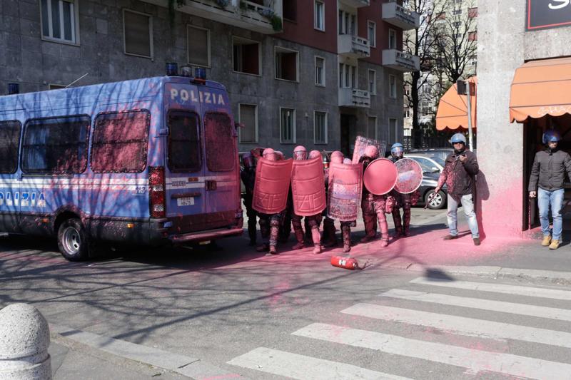Studenti in piazza contro il governo, lancio di uova e scontri con la Polizia