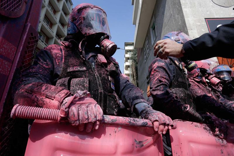 Studenti in piazza contro il governo, lancio di uova e scontri con la Polizia
