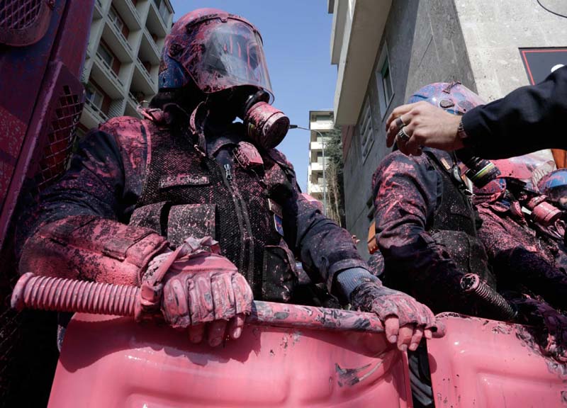 Studenti in piazza contro il governo, lancio di uova e scontri con la Polizia
