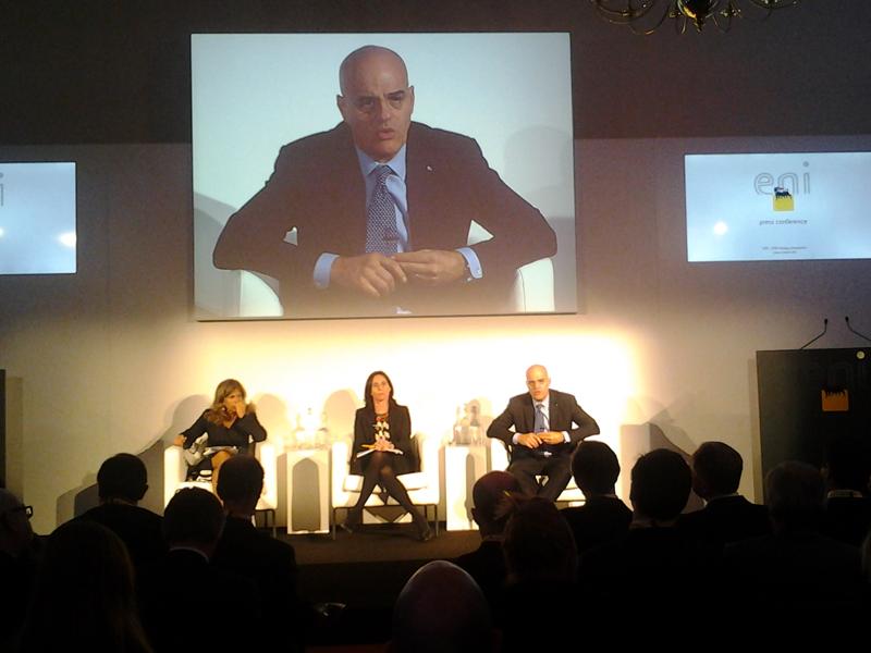 Eni, Descalzi taglia il dividendo. Ecco il nuovo piano industriale Eni, Descalzi taglia il dividendo. Ecco il nuovo piano industriale