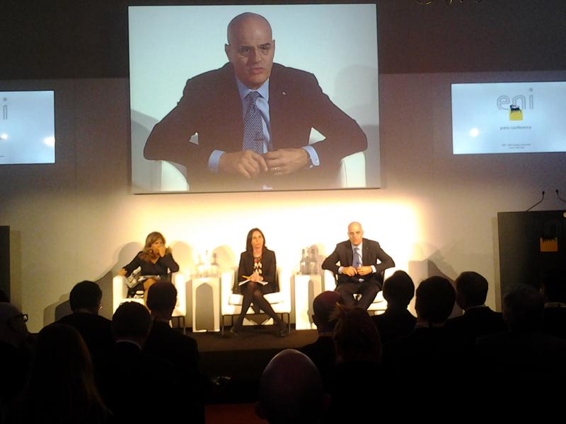 Eni, Descalzi taglia il dividendo. Ecco il nuovo piano industriale Eni, Descalzi taglia il dividendo. Ecco il nuovo piano industriale