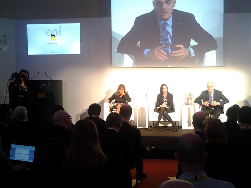 Eni, Descalzi taglia il dividendo. Ecco il nuovo piano industriale Eni, Descalzi taglia il dividendo. Ecco il nuovo piano industriale