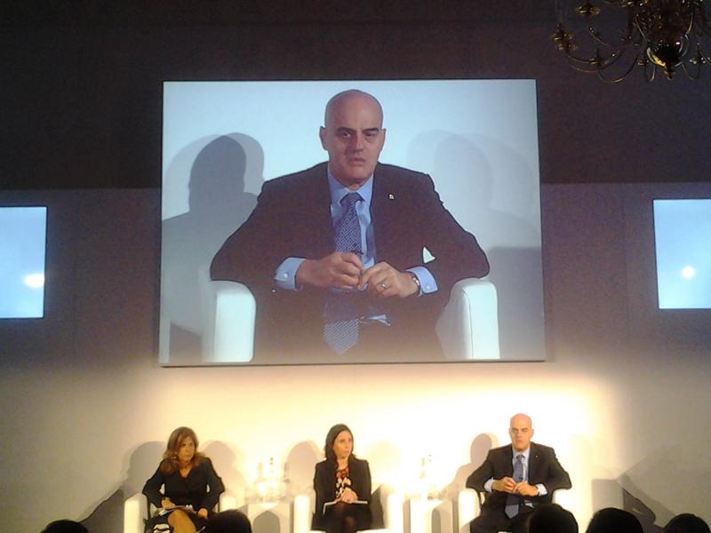 Eni, Descalzi taglia il dividendo. Ecco il nuovo piano industriale Eni, Descalzi taglia il dividendo. Ecco il nuovo piano industriale