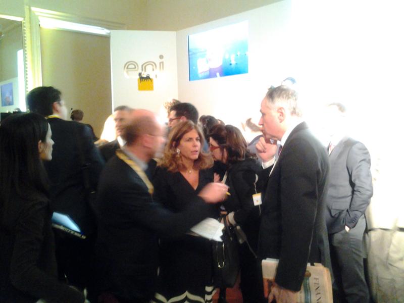 Eni, Descalzi taglia il dividendo. Ecco il nuovo piano industriale Eni, Descalzi taglia il dividendo. Ecco il nuovo piano industriale