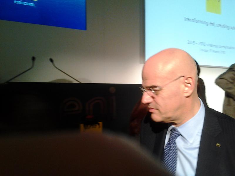 Eni, Descalzi taglia il dividendo. Ecco il nuovo piano industriale Eni, Descalzi taglia il dividendo. Ecco il nuovo piano industriale