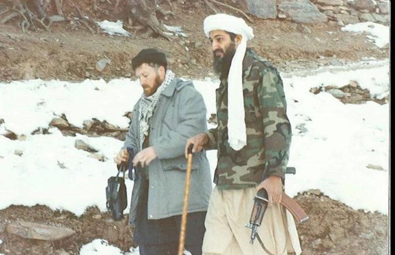 Bin Laden sorridente nel rifugio. Le foto mai viste Bin Laden sorridente nel rifugio. Le foto mai viste