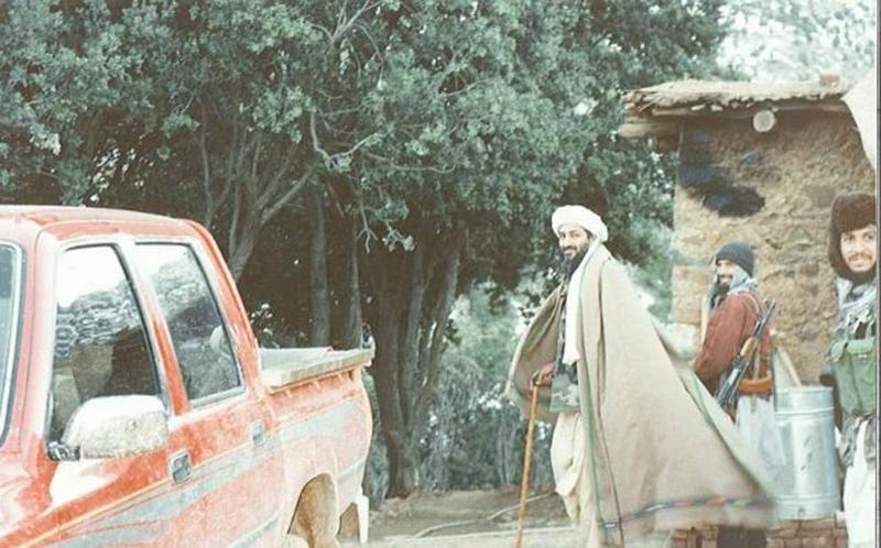 Bin Laden sorridente nel rifugio. Le foto mai viste Bin Laden sorridente nel rifugio. Le foto mai viste