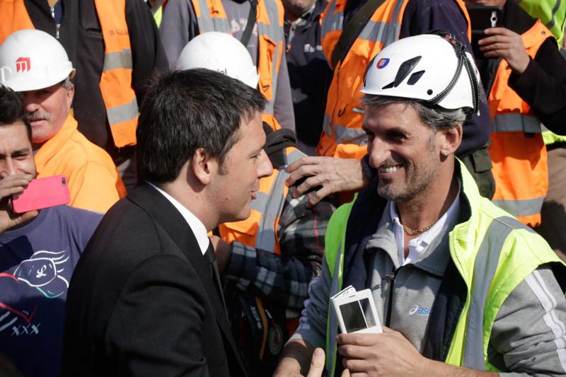 Expo, Renzi in visita al cantiere: “Una grande cattedrale laica” Expo, Renzi in visita al cantiere: “Una grande cattedrale laica”
