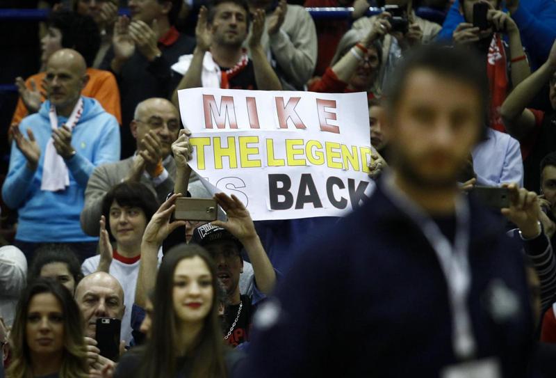 Olimpia Milano, festa per Mike D’Antoni e ko al Malaga in Eurolega Olimpia Milano, festa per Mike D’Antoni e ko al Malaga in Eurolega
