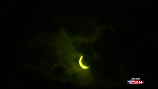 Eclissi, bacio sole-luna, ecco le foto dell’eclissi!