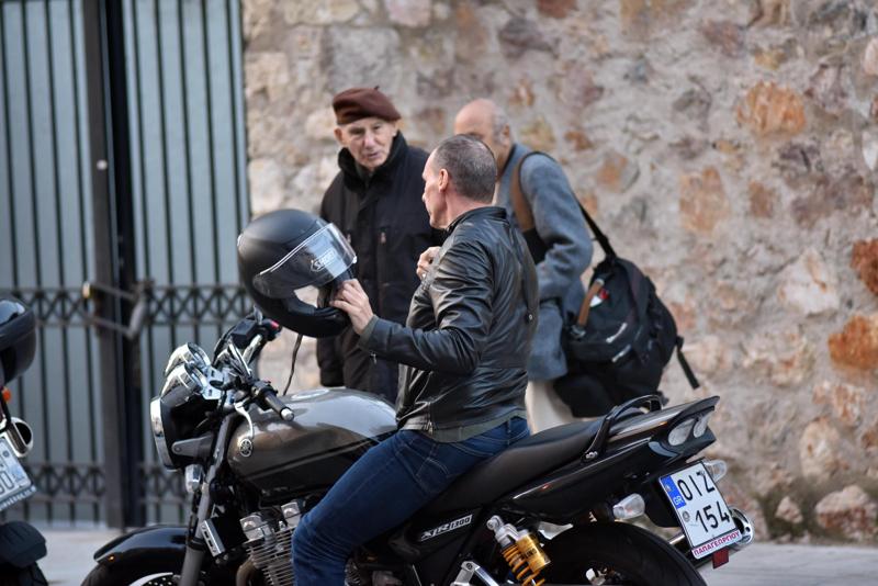 Grecia/ Varoufakis mostra il dito medio alla Merkel Grecia/ Varoufakis mostra il dito medio alla Merkel
