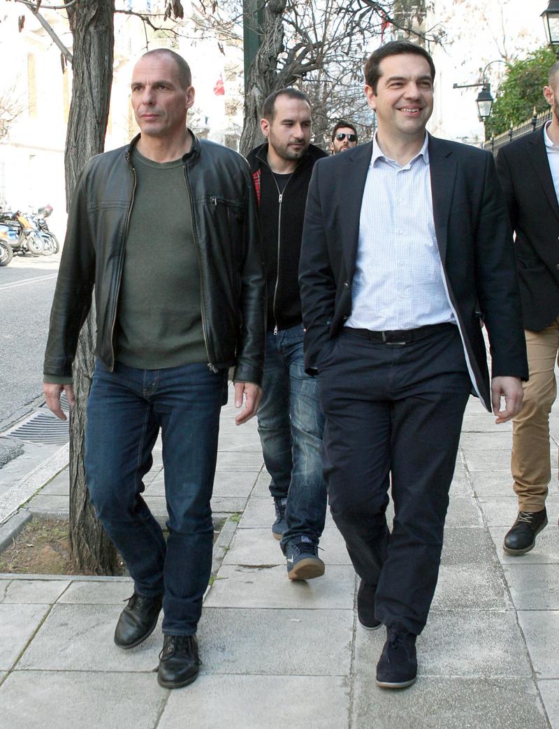 Grecia/ Varoufakis mostra il dito medio alla Merkel Grecia/ Varoufakis mostra il dito medio alla Merkel