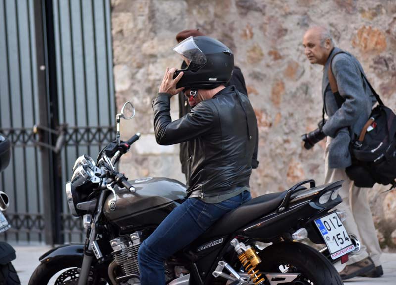 Grecia/ Varoufakis mostra il dito medio alla Merkel Grecia/ Varoufakis mostra il dito medio alla Merkel