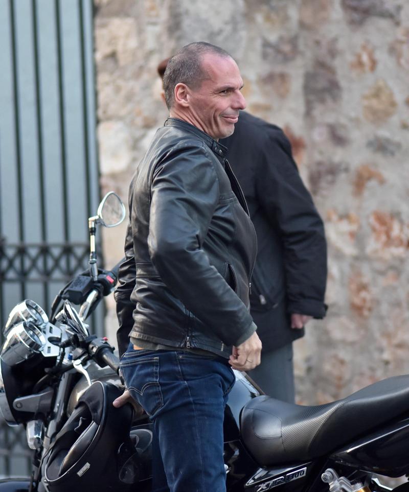 Grecia/ Varoufakis mostra il dito medio alla Merkel Grecia/ Varoufakis mostra il dito medio alla Merkel