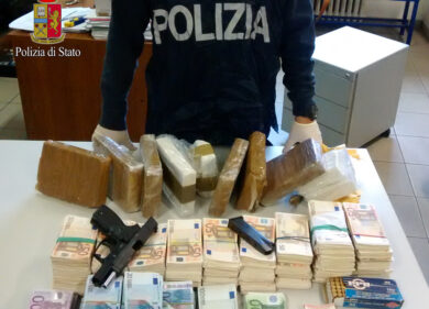 In casa 10 kg di coca e 400 mila€ in contanti. Preso il narcos del Tuscolano: ha 27 anni