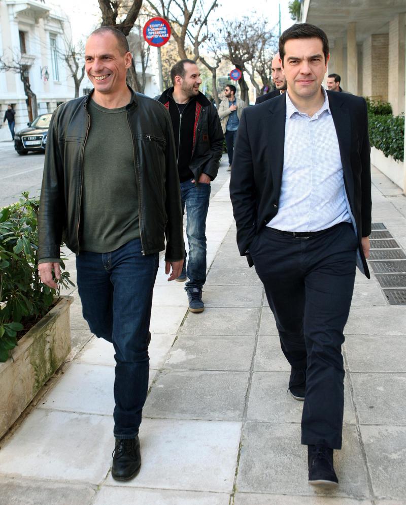Video di Varoufakis (Grecia) che mostra il dito medio alla Germania Video di Varoufakis (Grecia) che mostra il dito medio alla Germania