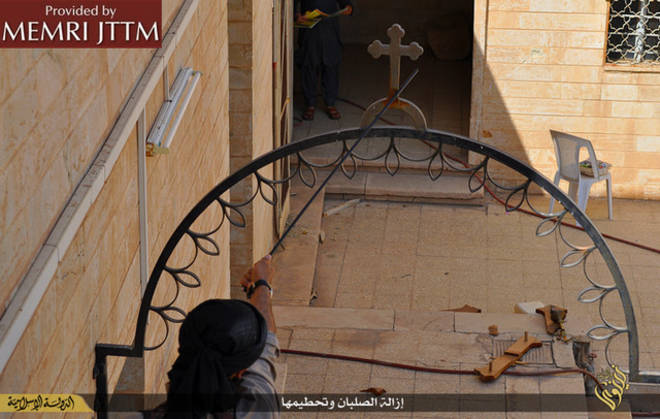 Isis choc, distrutte chiese e simboli cristiani in Iraq. IMMAGINI Isis choc, distrutte chiese e simboli cristiani in Iraq. IMMAGINI