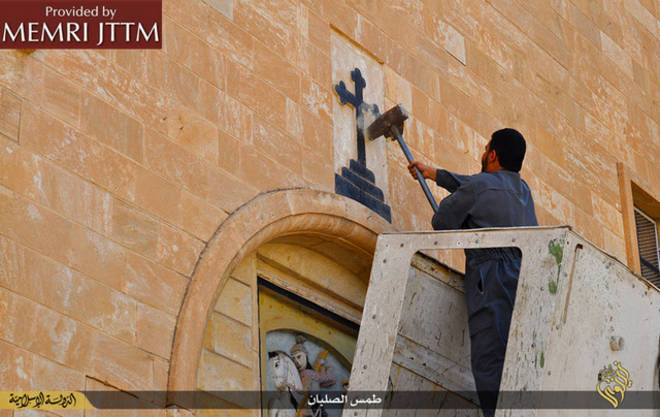 Isis choc, distrutte chiese e simboli cristiani in Iraq. IMMAGINI Isis choc, distrutte chiese e simboli cristiani in Iraq. IMMAGINI