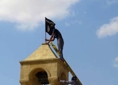 Isis choc, distrutte chiese e simboli cristiani in Iraq. IMMAGINI