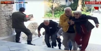 Tunisia, i morti italiani salgono a 4. Isis: “Schiacciato un crociato italiano”