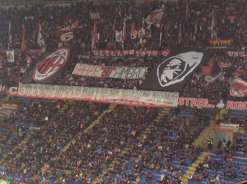 Milan, Curva Sud contro Silvio Berlusconi: “Vendi o no?” Milan, Curva Sud contro Silvio Berlusconi: “Vendi o no?”