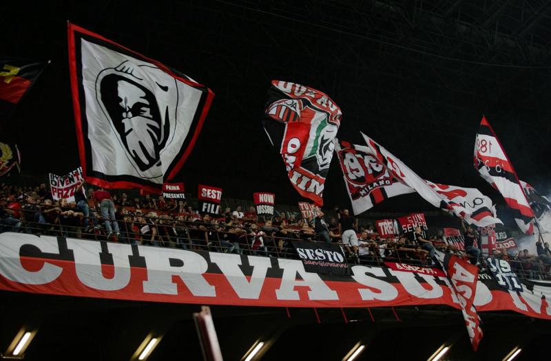 Milan, Curva Sud contro Silvio Berlusconi: “Vendi o no?” Milan, Curva Sud contro Silvio Berlusconi: “Vendi o no?”