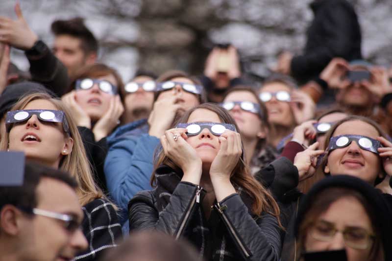 Eclissi, tutti con la testa in su. FOTO Eclissi, tutti con la testa in su. FOTO
