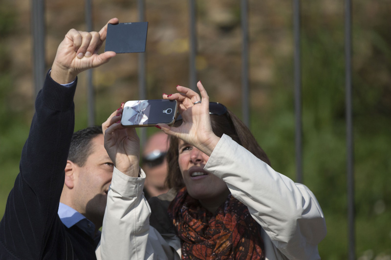 Eclissi, tutti con la testa in su. FOTO Eclissi, tutti con la testa in su. FOTO