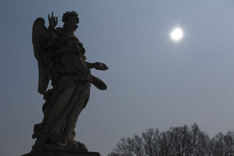 Eclissi, tutti con la testa in su. FOTO Eclissi, tutti con la testa in su. FOTO