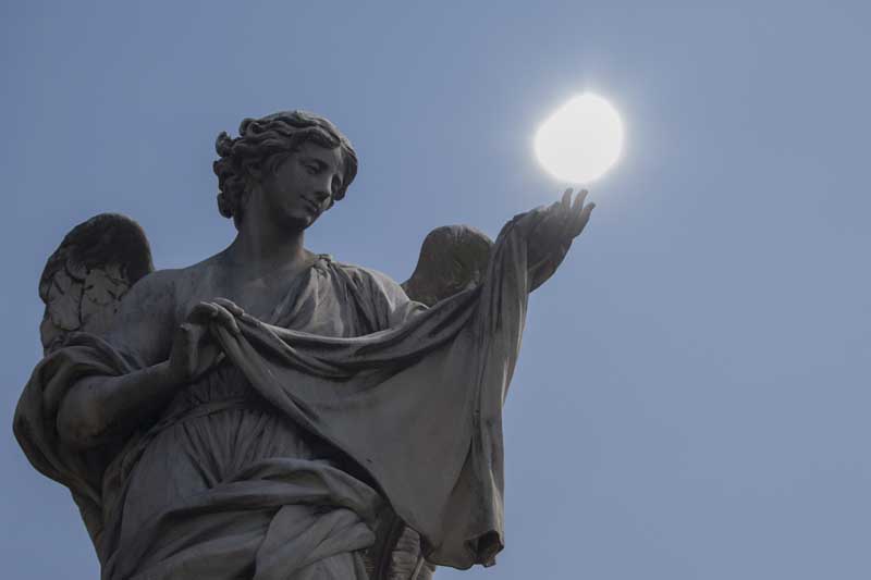 Eclissi, tutti con la testa in su. FOTO Eclissi, tutti con la testa in su. FOTO